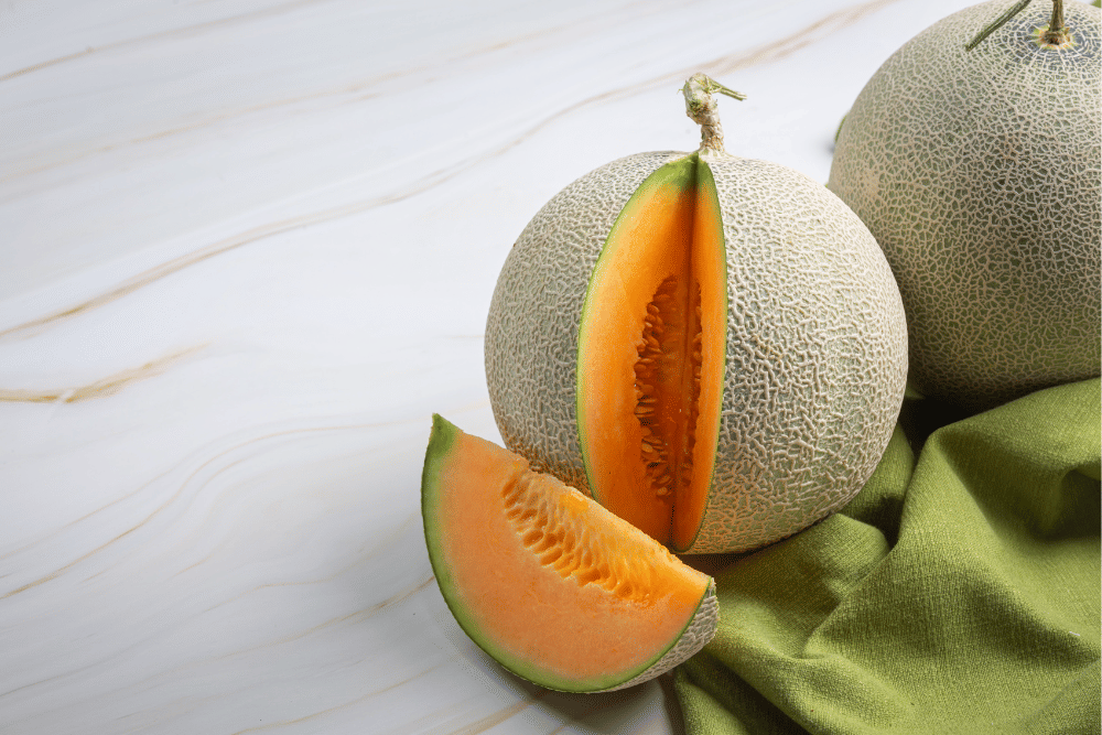 freepik.com/jcomp, 1. Perhatikan aroma di bagian pangkal buah melon, 2. Cek warna kulit buah melon, 3. Rasakan tekstur buah melon, 4. Pilihlah buah melon yang lebih berat, 5. Cek suara buah melon saat diketuk