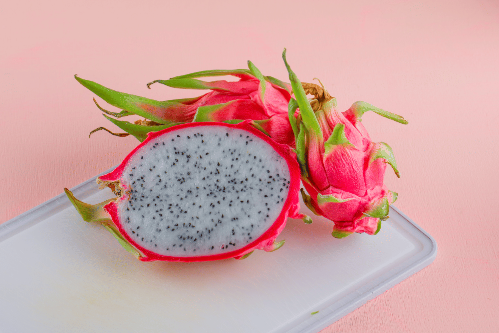 freepik.com/8photo, 1. Perhatikan warna kulit buah naga, 2. Perhatikan tekstur buah naga, 3. Lihat kondisi sisik buah naga, 4. Pilih buah naga yang beratnya lebih padat, 5. Belilah saat musim panen buah naga