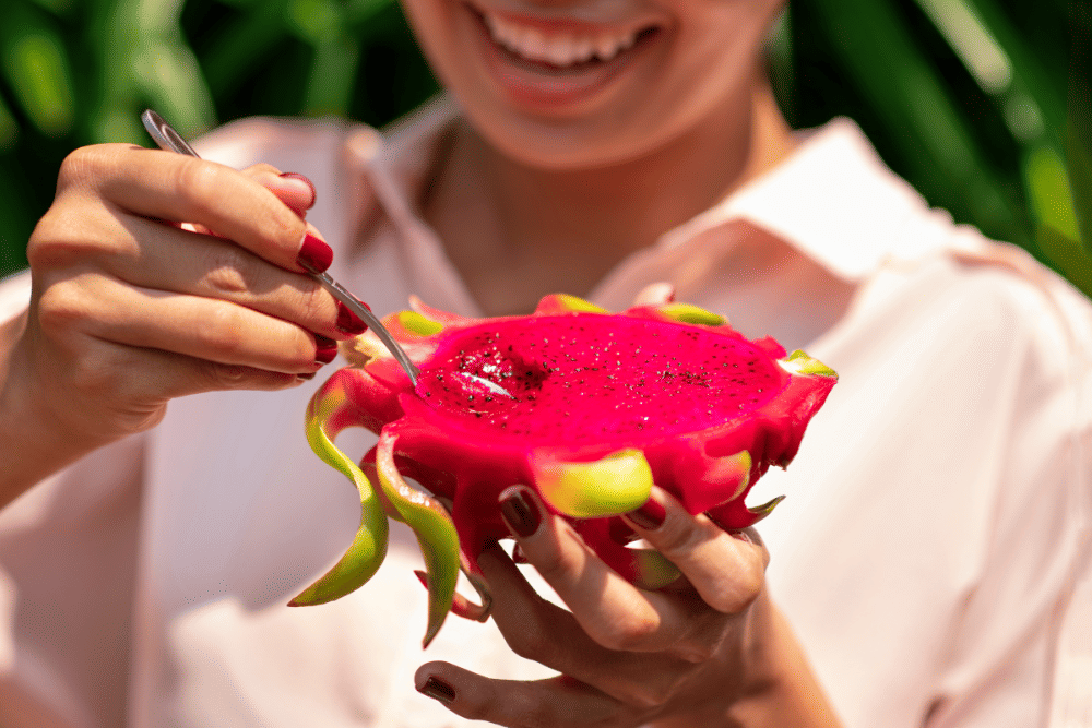 freepik.com, 1. Perhatikan warna kulit buah naga, 2. Perhatikan tekstur buah naga, 3. Lihat kondisi sisik buah naga, 4. Pilih buah naga yang beratnya lebih padat, 5. Belilah saat musim panen buah naga