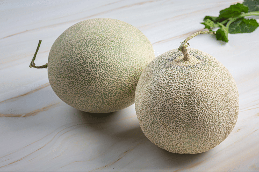 freepik.com/jcomp, 1. Perhatikan aroma di bagian pangkal buah melon, 2. Cek warna kulit buah melon, 3. Rasakan tekstur buah melon, 4. Pilihlah buah melon yang lebih berat, 5. Cek suara buah melon saat diketuk