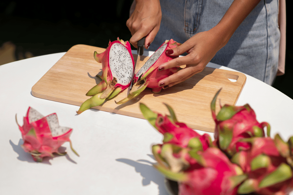 freepik.com, 1. Perhatikan warna kulit buah naga, 2. Perhatikan tekstur buah naga, 3. Lihat kondisi sisik buah naga, 4. Pilih buah naga yang beratnya lebih padat, 5. Belilah saat musim panen buah naga