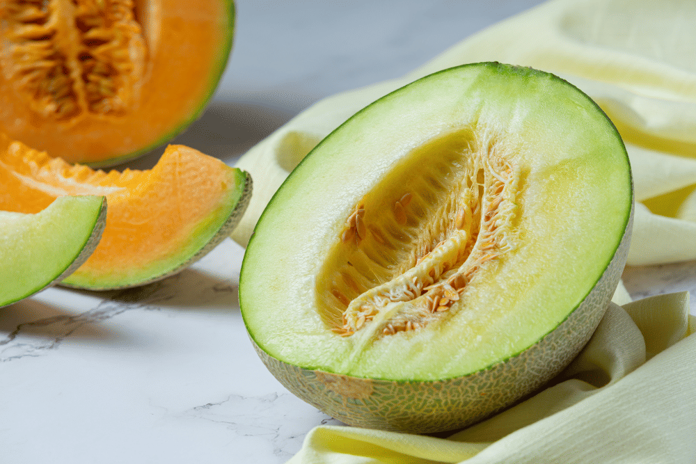 freepik.com/jcomp, 1. Perhatikan aroma di bagian pangkal buah melon, 2. Cek warna kulit buah melon, 3. Rasakan tekstur buah melon, 4. Pilihlah buah melon yang lebih berat, 5. Cek suara buah melon saat diketuk