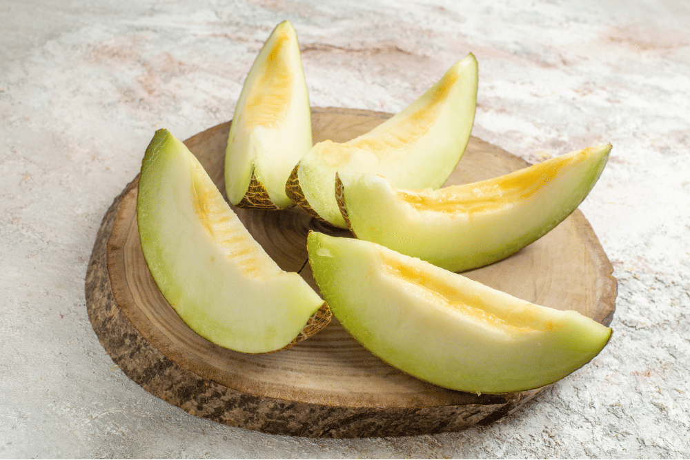 freepik.com/KamranAydinov, 1. Perhatikan aroma di bagian pangkal buah melon, 2. Cek warna kulit buah melon, 3. Rasakan tekstur buah melon, 4. Pilihlah buah melon yang lebih berat, 5. Cek suara buah melon saat diketuk