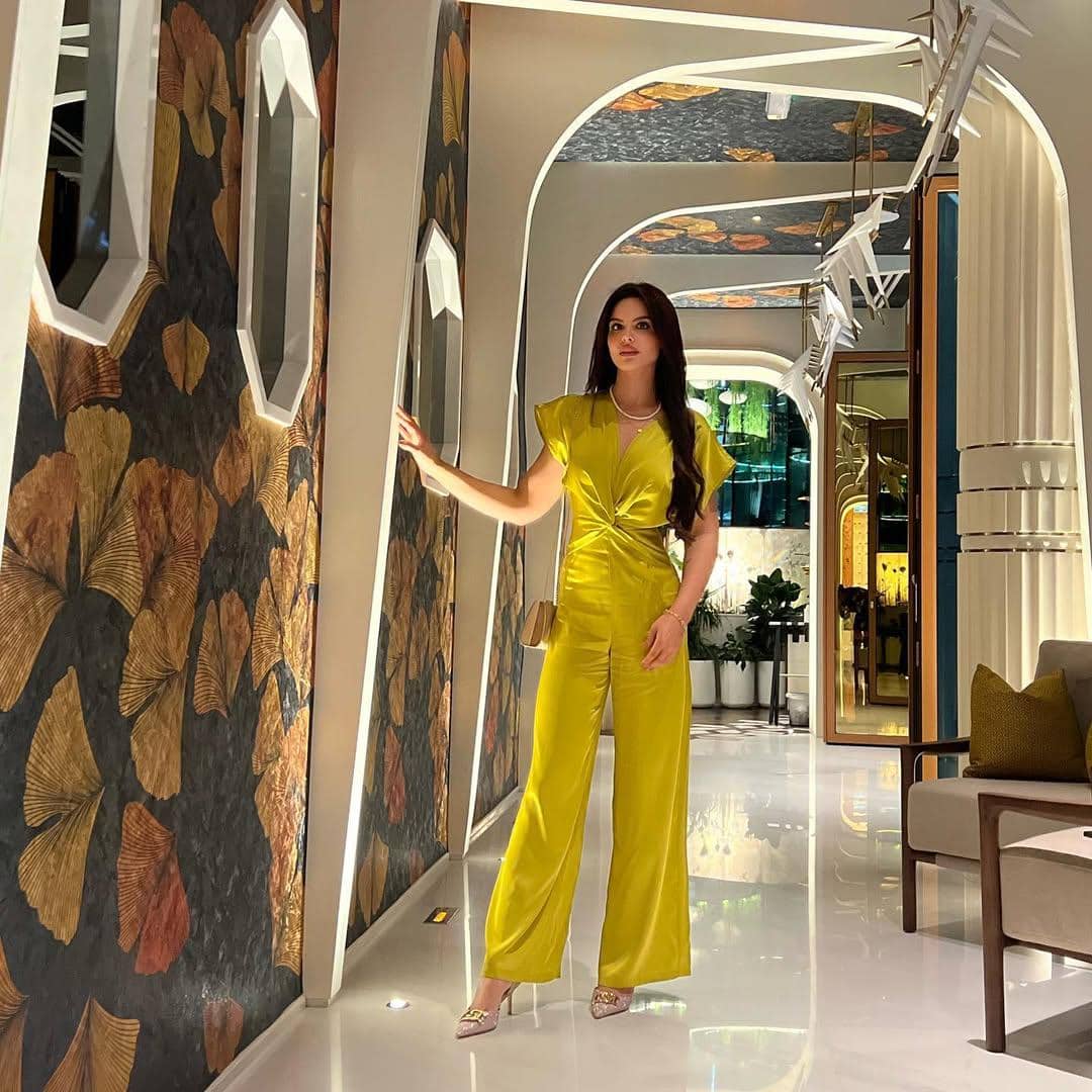 SnapInsta.to_334713888_519509900372377_4110613713825572518_n.jpg, 1. Nadeen tampil anggun dengan nuansa etnik pakai atasan putih off-shoulder dipadukan dengan rok panjang bermotif warna-warni. , 2. Tampil vibran mengenakan jumpsuit warna lime dengan aksen kerutan di sisi perut serta kalung mutiara yang membuat gayanya makin elegan., 3. Andalkan dress one shoulder dengan detail pleats warna biru cerah, penampilan Nadine tampak maksimal dengan pilihan aksesori hoop earrings., 4. Berpartisipasi di kegiatan sosial, Nadine tampak mengenakan kaos putih, jeans dan outer warna putih dengan list motif etnik., 5. Pemotretan untuk Miss Universe 2025, Nadeen Ayoub tampil anggun dalam gaun putih berhias sulaman merah khas Palestina.