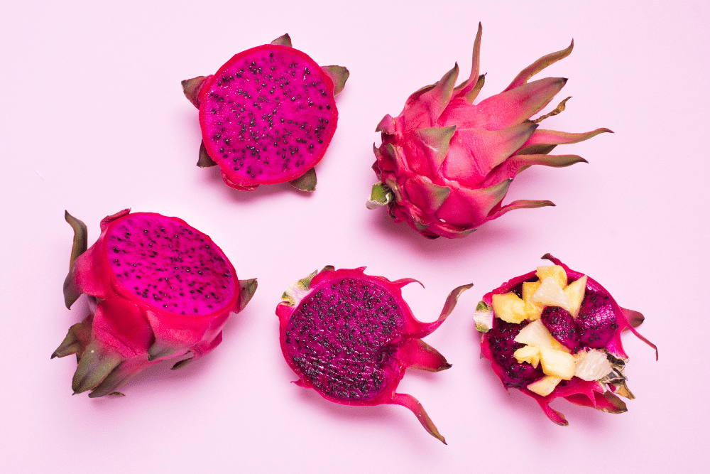 freepik.com, 1. Perhatikan warna kulit buah naga, 2. Perhatikan tekstur buah naga, 3. Lihat kondisi sisik buah naga, 4. Pilih buah naga yang beratnya lebih padat, 5. Belilah saat musim panen buah naga