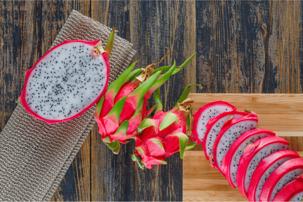 freepik.com/8photo, 1. Perhatikan warna kulit buah naga, 2. Perhatikan tekstur buah naga, 3. Lihat kondisi sisik buah naga, 4. Pilih buah naga yang beratnya lebih padat, 5. Belilah saat musim panen buah naga