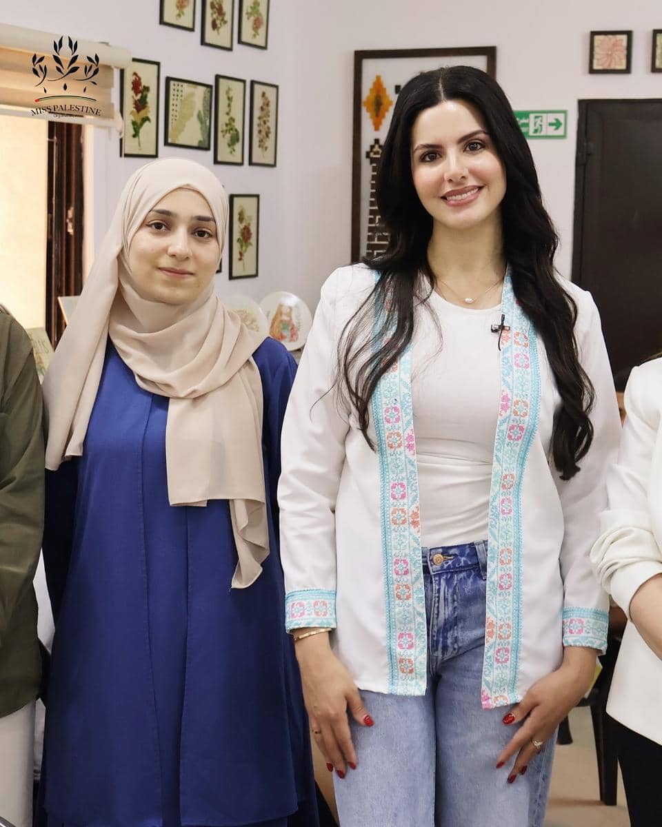 SnapInsta.to_530851271_17853850935508128_3391267708721370286_n.jpg, 1. Nadeen tampil anggun dengan nuansa etnik pakai atasan putih off-shoulder dipadukan dengan rok panjang bermotif warna-warni. , 2. Tampil vibran mengenakan jumpsuit warna lime dengan aksen kerutan di sisi perut serta kalung mutiara yang membuat gayanya makin elegan., 3. Andalkan dress one shoulder dengan detail pleats warna biru cerah, penampilan Nadine tampak maksimal dengan pilihan aksesori hoop earrings., 4. Berpartisipasi di kegiatan sosial, Nadine tampak mengenakan kaos putih, jeans dan outer warna putih dengan list motif etnik., 5. Pemotretan untuk Miss Universe 2025, Nadeen Ayoub tampil anggun dalam gaun putih berhias sulaman merah khas Palestina.