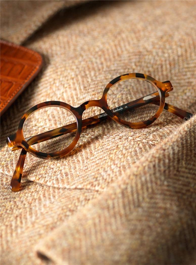 bensilver.com.jpg, 1. Hindari kacamata berbingkai tipis, 2. Pilih warna solid atau gelap, 3. Hindari bingkai kacamata berbentuk bulat, 4. Pilih frame kacamata dengan nose bridge yang lebih sempit, 5. Rekomendasi model kacamata yang cocok untuk hidung besar