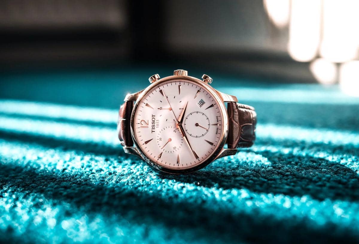 firstclasswatches.co.uk.jpg, 1. Pilih jam tangan dengan diameter dial yang besar, 2. Pilih desain bezel yang tidak terlalu kecil, 3. Pilih strap dari material stainless atau kulit yang berukuran lebar, 4. Perhatikan juga ukuran pergelangan tangan, 5. Rekomendasi jam tangan yang cocok untuk perempuan gemuk