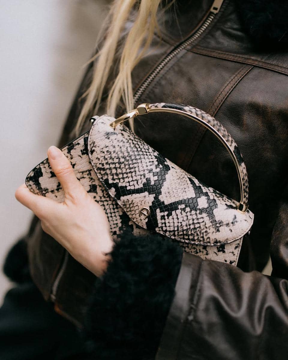 instagram.com:aignermunich3.jpg, 1. Terbuat dari material yang berkualitas tinggi, 2. Jahitan rapi dan presisi, 3. Logo pada bagian luar tas, 4. Material hardware yang kokoh, 5. Dilengkapi care card dan dust bag eksklusif
