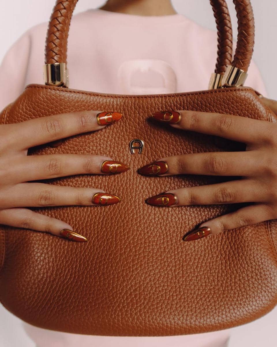 instagram.com:aignermunich.jpg, 1. Terbuat dari material yang berkualitas tinggi, 2. Jahitan rapi dan presisi, 3. Logo pada bagian luar tas, 4. Material hardware yang kokoh, 5. Dilengkapi care card dan dust bag eksklusif