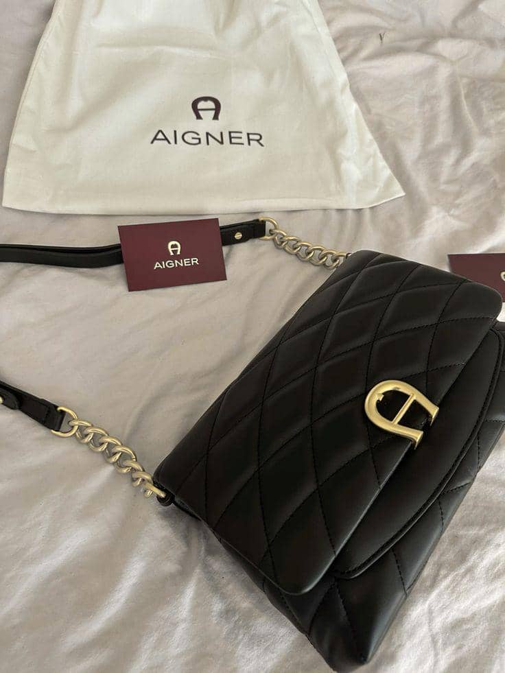 pinterest.com.jpg, 1. Terbuat dari material yang berkualitas tinggi, 2. Jahitan rapi dan presisi, 3. Logo pada bagian luar tas, 4. Material hardware yang kokoh, 5. Dilengkapi care card dan dust bag eksklusif