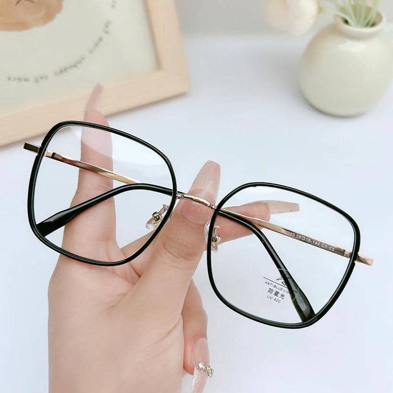 eyecandys.com.jpg, 1. Hindari kacamata berbingkai tipis, 2. Pilih warna solid atau gelap, 3. Hindari bingkai kacamata berbentuk bulat, 4. Pilih frame kacamata dengan nose bridge yang lebih sempit, 5. Rekomendasi model kacamata yang cocok untuk hidung besar