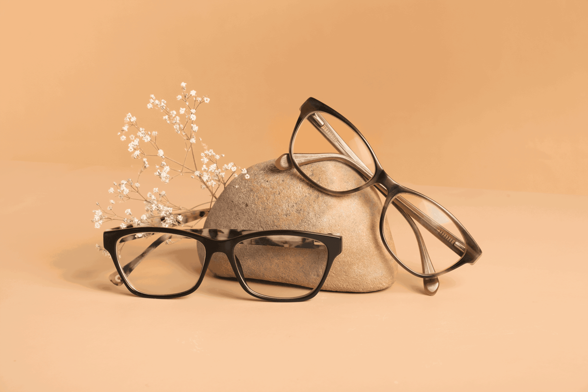 hktdc.com_11zon.png, 1. Hindari kacamata berbingkai tipis, 2. Pilih warna solid atau gelap, 3. Hindari bingkai kacamata berbentuk bulat, 4. Pilih frame kacamata dengan nose bridge yang lebih sempit, 5. Rekomendasi model kacamata yang cocok untuk hidung besar