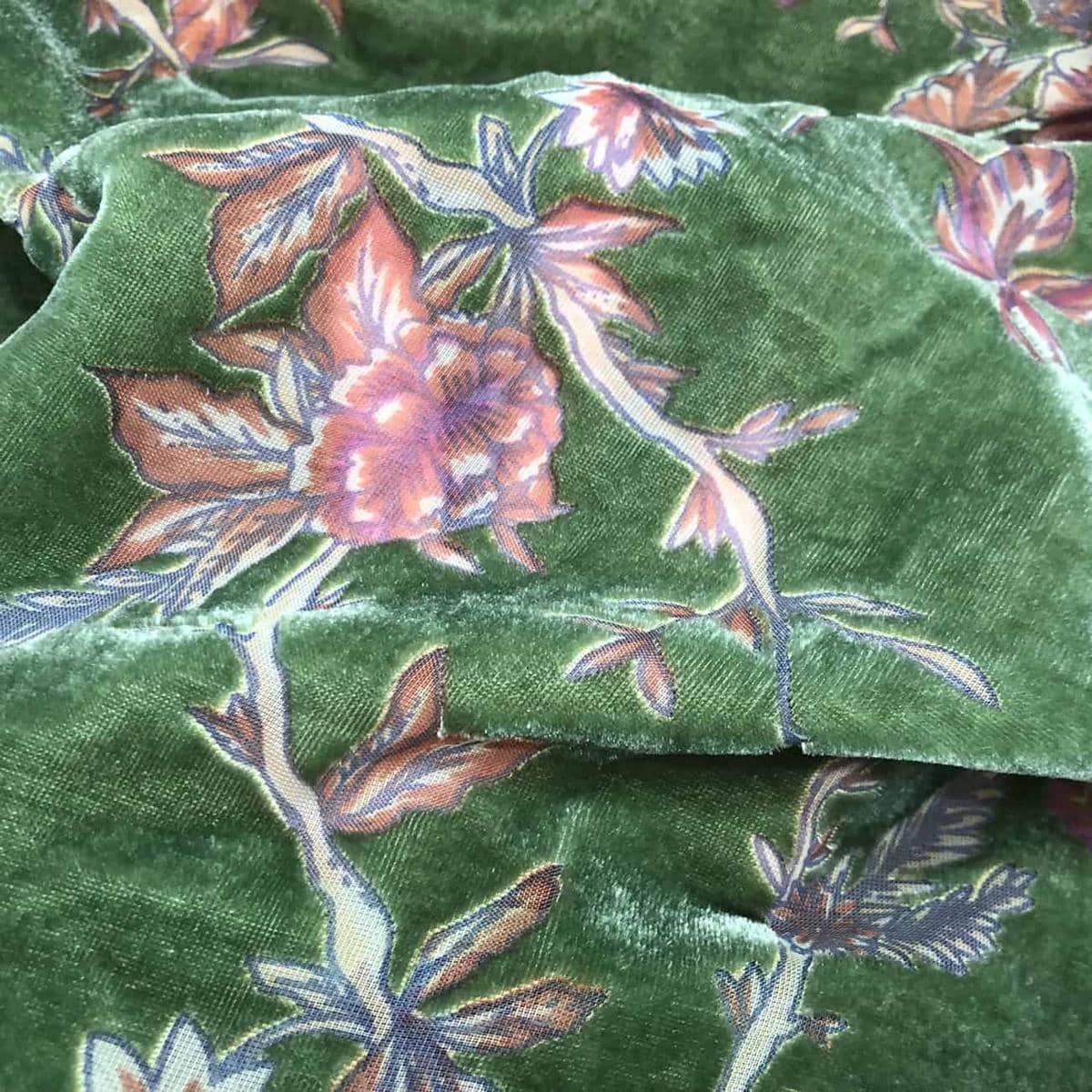 brydenapparel.com.jpg, 1. Karakteristik Kain Velvet, 2. Jenis Kain Velvet, 3. Apakah Kain Velvet dan Beludru Sama?, 4. Kain Velvet Cocok untuk Berbagai Jenis Pakaian dan Aksesori, 5. Cara Perawatan Kain Velvet