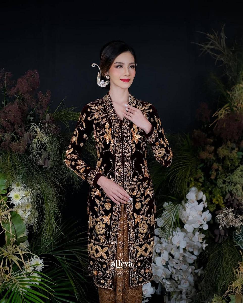 instagram.com:alleyaweddingcenter.jpeg, 1. Karakteristik Kain Velvet, 2. Jenis Kain Velvet, 3. Apakah Kain Velvet dan Beludru Sama?, 4. Kain Velvet Cocok untuk Berbagai Jenis Pakaian dan Aksesori, 5. Cara Perawatan Kain Velvet