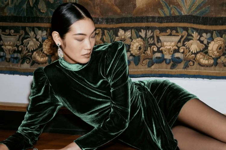 Cover Bahan Velvet - harpersbazaar.com.png, 1. Karakteristik Kain Velvet, 2. Jenis Kain Velvet, 3. Apakah Kain Velvet dan Beludru Sama?, 4. Kain Velvet Cocok untuk Berbagai Jenis Pakaian dan Aksesori, 5. Cara Perawatan Kain Velvet