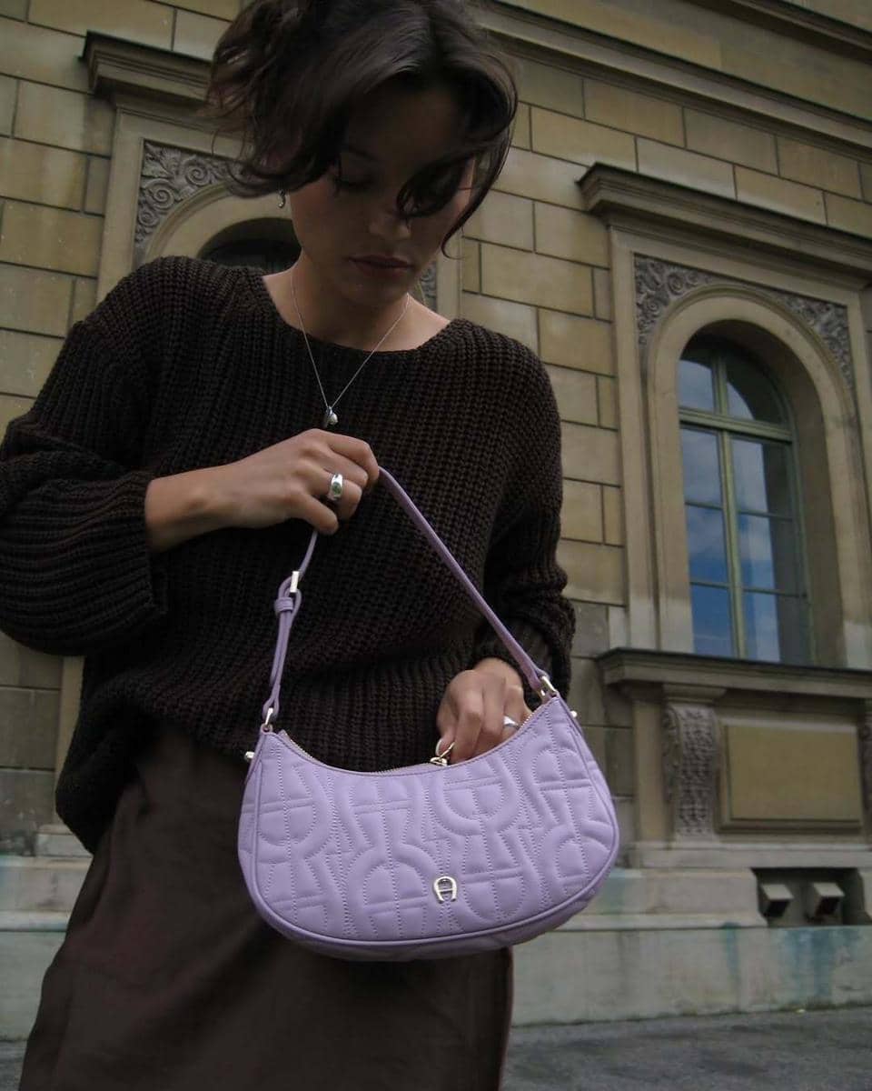 instagram.com-aignermunich4.jpg, 1. Terbuat dari material yang berkualitas tinggi, 2. Jahitan rapi dan presisi, 3. Logo pada bagian luar tas, 4. Material hardware yang kokoh, 5. Dilengkapi care card dan dust bag eksklusif