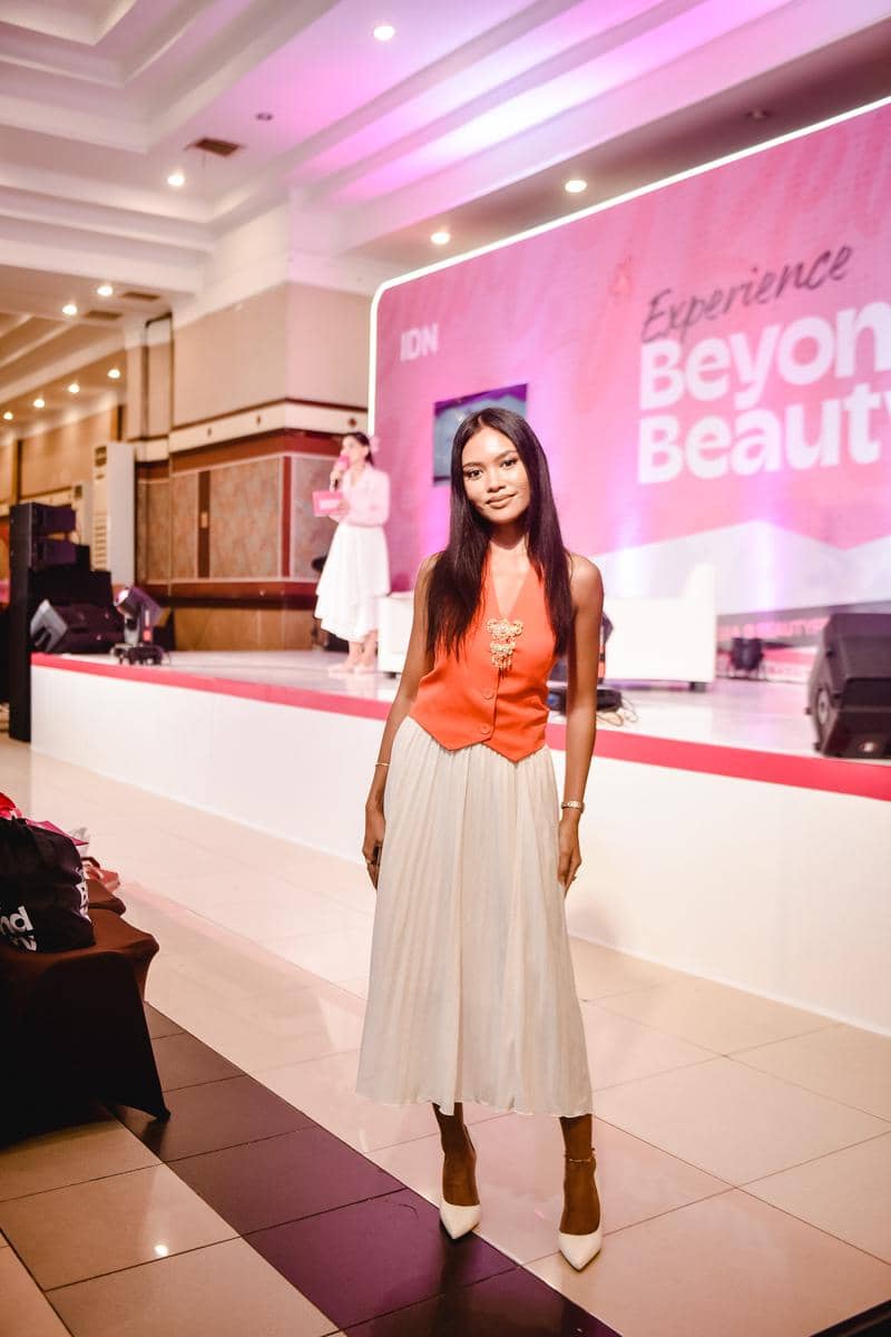REG_5496.jpg, 1. Pemakaian warna yang kontras, 2. Kain tradisional untuk sentuhan otentik, 3. Make up glow yang natural, 4. Rutinitas untuk jaga kulit tetap segar
