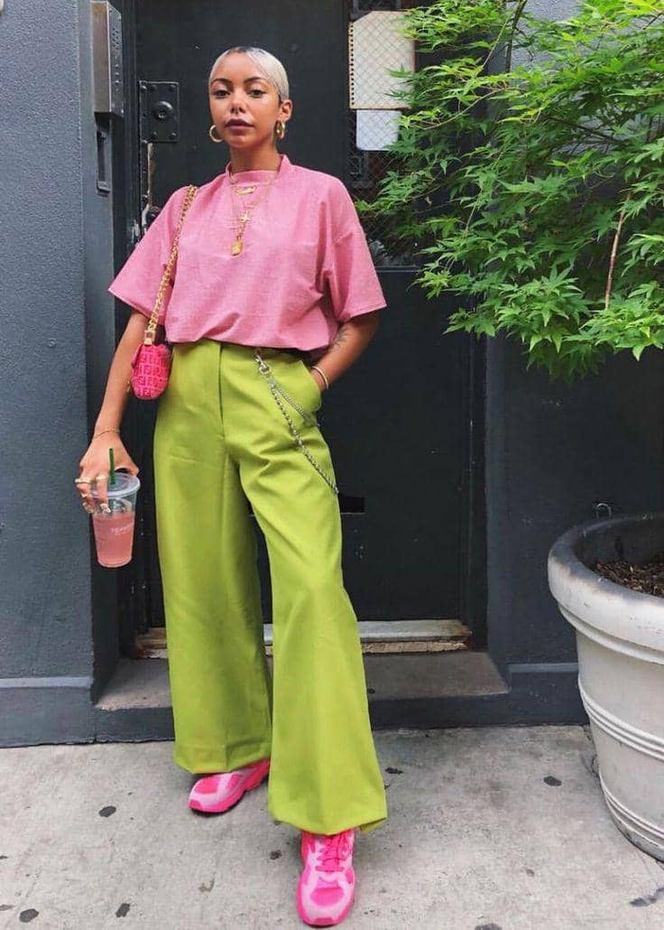 kombinasi-outfit-pink-hijau-1.jpg, 1. Untuk inspirasi street dan kasual, andalakan oversized tee pink dan celana satin hijau, 2. Kombinasikan blazer pink dan kemeja hijau untuk kesan formal yang nyentrik, 3. Eksplor tabrak warna juga bisa lewat aksesori seperti matching topi dan sepatu, 4. Kombo warna pink dan hijau juga bisa dibuat netral dengan warna beige, 5. Untuk kamu yang berani, tabrakan warna pink dan hijau dengan motif tegas seperti macan tutul