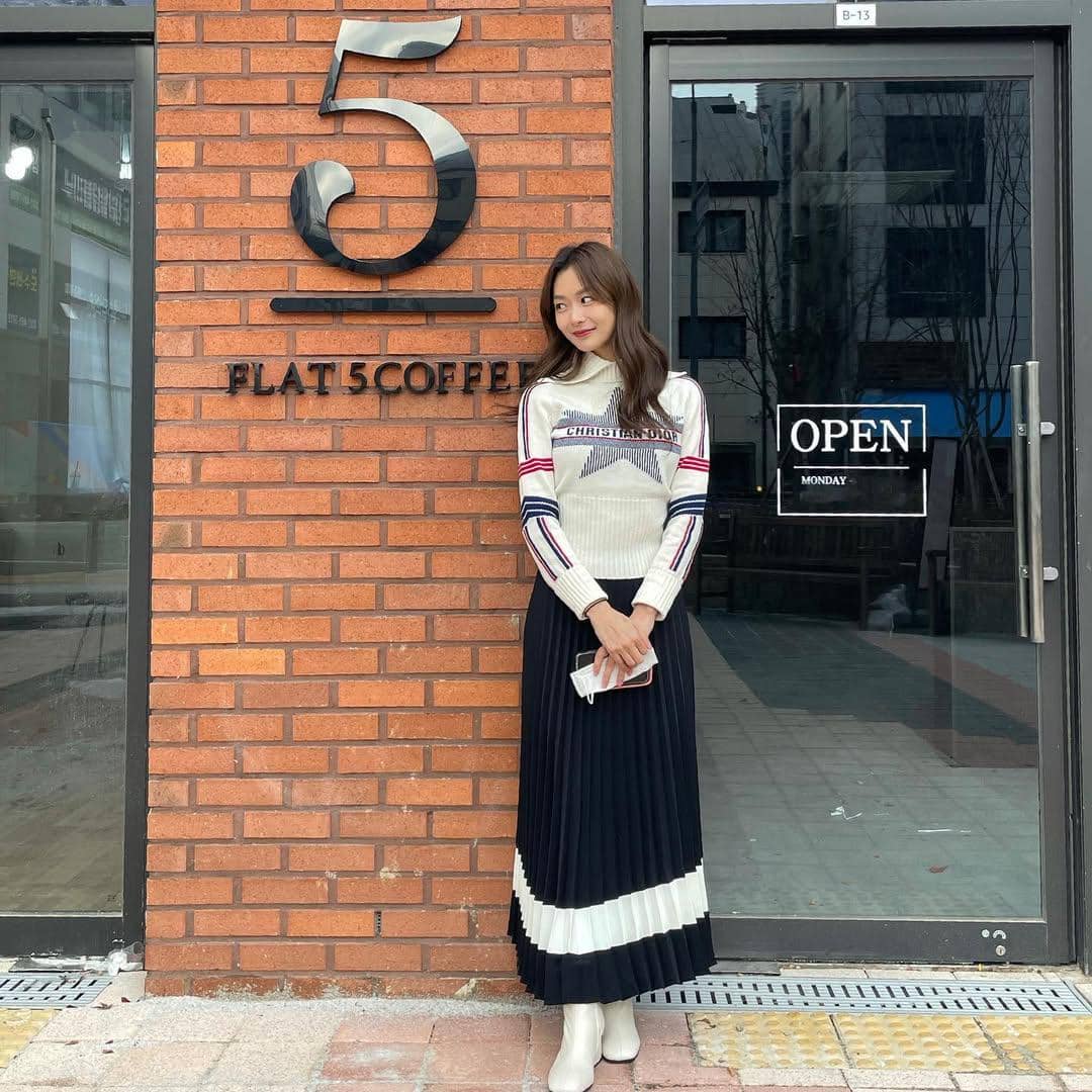 SnapInsta.to_259438714_5055760571103742_267213588912709026_n.jpg, 1. Gayanya effortless tapi tetap stylish memadukan sweater abu-abu dan celana jeans potongan longgar saat piknik di taman bersama anabul kesayangan., 2. Song Da Eun mengkombinasikan atasan rajut long sleeve dari Dior dan rok panjang pleats serta boots putih yang serasi., 3. Hadir di sebuah event, ia tampil unik memadukan atasan sheer bermotif dengan detail lengan puffy serta overalls hitam motif quilted. , 4. Di salah satu foto terbarunya, ia tampil chic dengan paduan baju lengan panjang motif hitam putih dan dress denim asimetris dengan boots hitam., 5. Berpose santai, Song Da Eun tampil stylish dengan blazer oversize, celana kulot hitam dan t-shirt putih yang dipadukan sneakers senada.