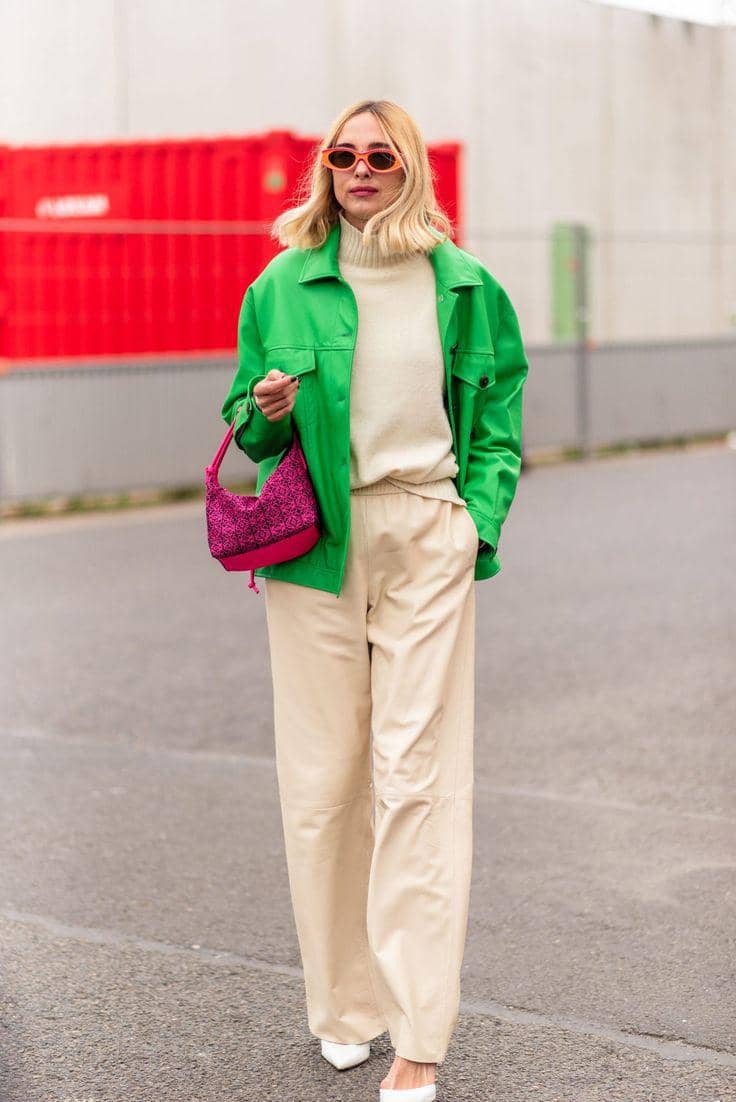 kombinasi-outfit-pink-hijau-4.jpg, 1. Untuk inspirasi street dan kasual, andalakan oversized tee pink dan celana satin hijau, 2. Kombinasikan blazer pink dan kemeja hijau untuk kesan formal yang nyentrik, 3. Eksplor tabrak warna juga bisa lewat aksesori seperti matching topi dan sepatu, 4. Kombo warna pink dan hijau juga bisa dibuat netral dengan warna beige, 5. Untuk kamu yang berani, tabrakan warna pink dan hijau dengan motif tegas seperti macan tutul