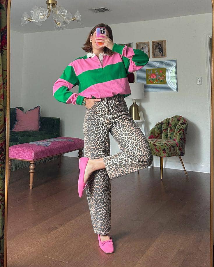 kombinasi-outfit-pink-hijau-5.jpg, 1. Untuk inspirasi street dan kasual, andalakan oversized tee pink dan celana satin hijau, 2. Kombinasikan blazer pink dan kemeja hijau untuk kesan formal yang nyentrik, 3. Eksplor tabrak warna juga bisa lewat aksesori seperti matching topi dan sepatu, 4. Kombo warna pink dan hijau juga bisa dibuat netral dengan warna beige, 5. Untuk kamu yang berani, tabrakan warna pink dan hijau dengan motif tegas seperti macan tutul