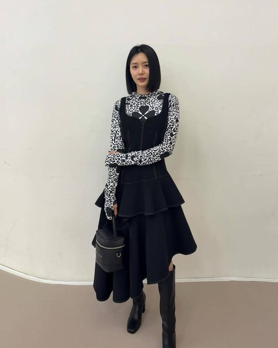 SnapInsta.to_476411966_18483994909025953_1830506907192526267_n.jpg, 1. Gayanya effortless tapi tetap stylish memadukan sweater abu-abu dan celana jeans potongan longgar saat piknik di taman bersama anabul kesayangan., 2. Song Da Eun mengkombinasikan atasan rajut long sleeve dari Dior dan rok panjang pleats serta boots putih yang serasi., 3. Hadir di sebuah event, ia tampil unik memadukan atasan sheer bermotif dengan detail lengan puffy serta overalls hitam motif quilted. , 4. Di salah satu foto terbarunya, ia tampil chic dengan paduan baju lengan panjang motif hitam putih dan dress denim asimetris dengan boots hitam., 5. Berpose santai, Song Da Eun tampil stylish dengan blazer oversize, celana kulot hitam dan t-shirt putih yang dipadukan sneakers senada.
