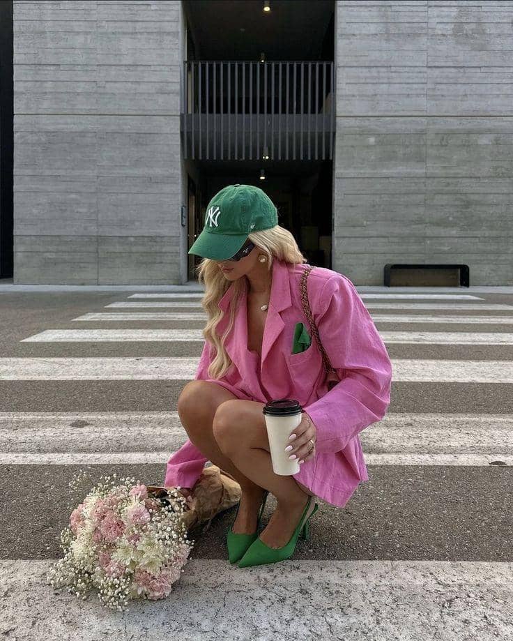 kombinasi-outfit-pink-hijau-3.jpg, 1. Untuk inspirasi street dan kasual, andalakan oversized tee pink dan celana satin hijau, 2. Kombinasikan blazer pink dan kemeja hijau untuk kesan formal yang nyentrik, 3. Eksplor tabrak warna juga bisa lewat aksesori seperti matching topi dan sepatu, 4. Kombo warna pink dan hijau juga bisa dibuat netral dengan warna beige, 5. Untuk kamu yang berani, tabrakan warna pink dan hijau dengan motif tegas seperti macan tutul