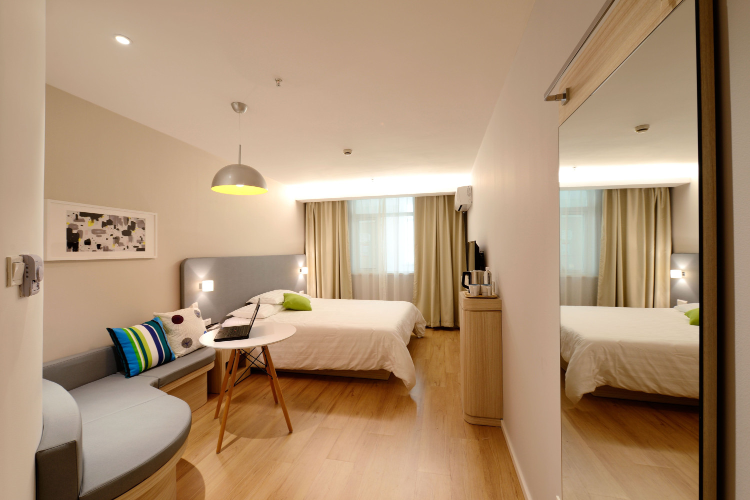 Suasana area menginap keluarga di pusat kota, Kenapa memilih hotel keluarga dekat Braga Bandung lebih efisien, 7 pilihan area menginap yang paling masuk akal untuk keluarga, Checklist memilih kamar agar tidak menyesal saat check-in, Estimasi budget realistis 2 hari 1 malam di sekitar Braga, FAQ hotel keluarga dekat Braga Bandung
