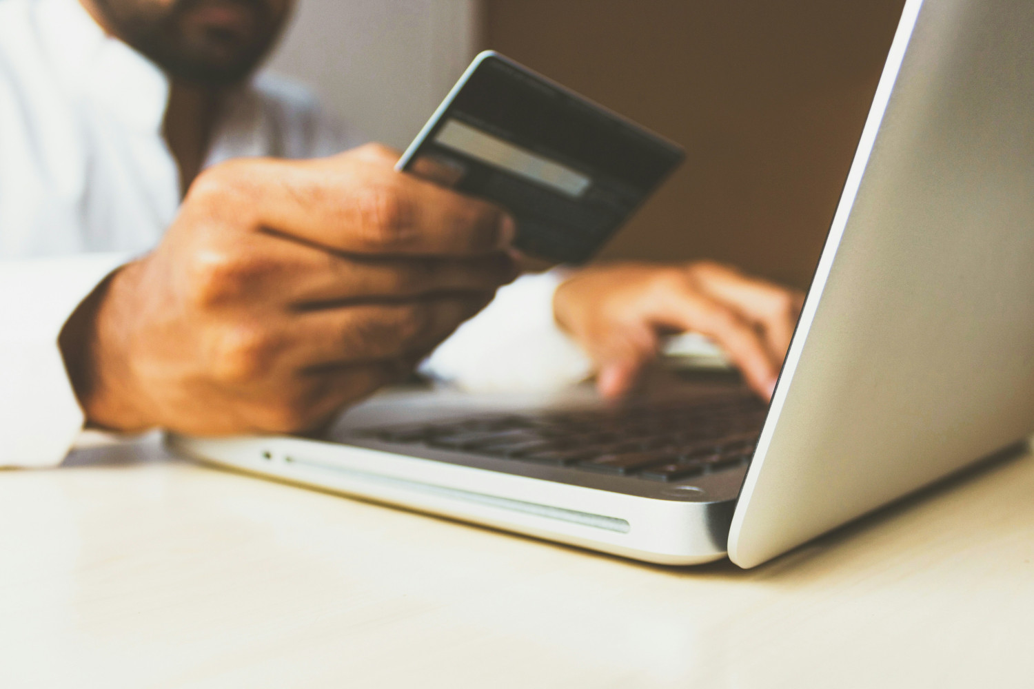 Modus penipuan online yang sering terjadi di Indonesia, 1. Akun Diambil Alih Penipu, 2. Transaksi Palsu Lewat Bukti Transfer atau Resi, 3. Menawarkan Hadiah Menggiurkan, 4. Dapat Tawaran Pekerjaan Online dengan Gaji Besar, 5. Berpura-pura Jadi Customer Service