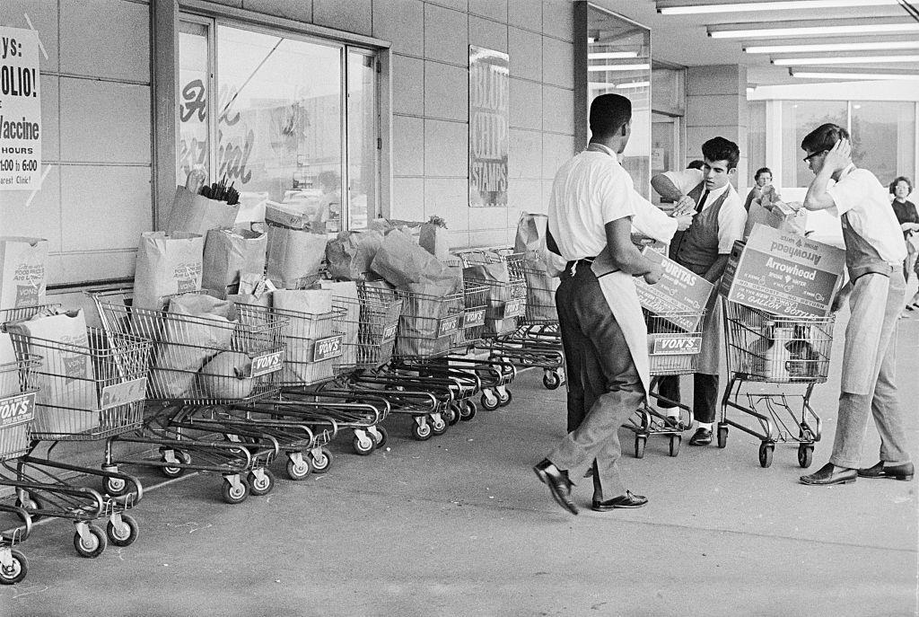 1962: The Original Curbside Pickup 1) 1915: General Store for Locals, 3) Circa 1930s: Prices by the Bargain, 6) 1945: Grocery Cart Strollers, 7) Circa 1950: Kroger Expands, 8) Circa 1950s: A Place to Socialize, 10) 1956: The Soda Bar, 11) 1956: A Family Shopping Outing, 12) Circa 1960s: Stores Start Getting Larger, 13) Circa 1960s: The Evolution of the Grocery Bag, 14) Circa 1960s: Don't Forget the Candy, 15) Circa 1960s: Bag it Up, 16) Circa 1960s: Countless Checkout Counters, 17) 1962: The Original Curbside Pickup, 18) 1968: Shopping Carts for the Mid-Century Modern Era, 19) 1968: Underground Markets, 21) 1976: Grand Opening, 22) 1980s: Big-Box is Here to Stay, 23) 1985: The Manhattan Grocery Store, 24) 1995: Kids in the Shopping Cart, 26) Circa 1990s: Don't Forget the CD Section, 27) 1990: Grocery Shopping Made Easy, 28) 1996: Sales! Sales! Sales!