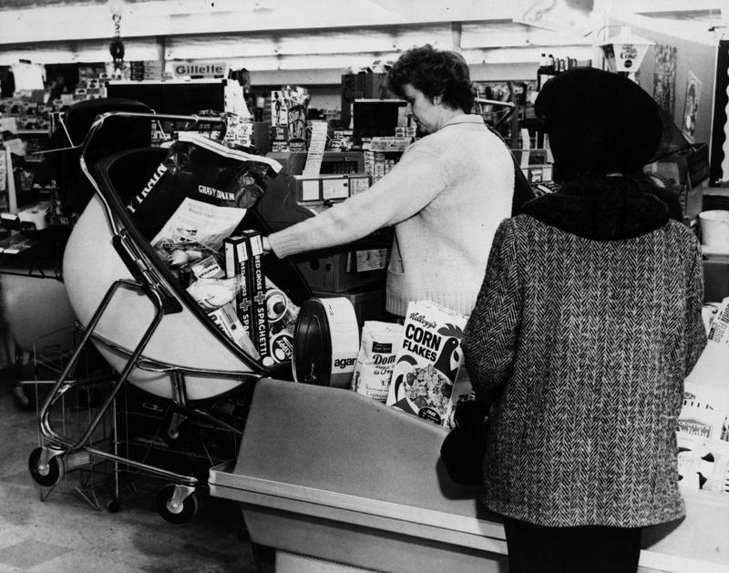 1968: Shopping Carts for the Mid-Century Modern Era 1) 1915: General Store for Locals, 3) Circa 1930s: Prices by the Bargain, 6) 1945: Grocery Cart Strollers, 7) Circa 1950: Kroger Expands, 8) Circa 1950s: A Place to Socialize, 10) 1956: The Soda Bar, 11) 1956: A Family Shopping Outing, 12) Circa 1960s: Stores Start Getting Larger, 13) Circa 1960s: The Evolution of the Grocery Bag, 14) Circa 1960s: Don't Forget the Candy, 15) Circa 1960s: Bag it Up, 16) Circa 1960s: Countless Checkout Counters, 17) 1962: The Original Curbside Pickup, 18) 1968: Shopping Carts for the Mid-Century Modern Era, 19) 1968: Underground Markets, 21) 1976: Grand Opening, 22) 1980s: Big-Box is Here to Stay, 23) 1985: The Manhattan Grocery Store, 24) 1995: Kids in the Shopping Cart, 26) Circa 1990s: Don't Forget the CD Section, 27) 1990: Grocery Shopping Made Easy, 28) 1996: Sales! Sales! Sales!
