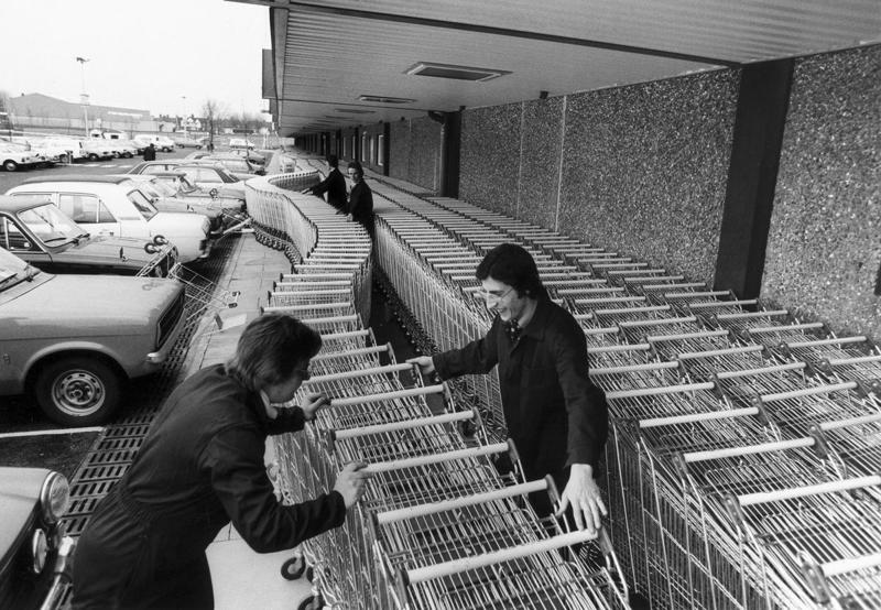 1976: Grand Opening 1) 1915: General Store for Locals, 3) Circa 1930s: Prices by the Bargain, 6) 1945: Grocery Cart Strollers, 7) Circa 1950: Kroger Expands, 8) Circa 1950s: A Place to Socialize, 10) 1956: The Soda Bar, 11) 1956: A Family Shopping Outing, 12) Circa 1960s: Stores Start Getting Larger, 13) Circa 1960s: The Evolution of the Grocery Bag, 14) Circa 1960s: Don't Forget the Candy, 15) Circa 1960s: Bag it Up, 16) Circa 1960s: Countless Checkout Counters, 17) 1962: The Original Curbside Pickup, 18) 1968: Shopping Carts for the Mid-Century Modern Era, 19) 1968: Underground Markets, 21) 1976: Grand Opening, 22) 1980s: Big-Box is Here to Stay, 23) 1985: The Manhattan Grocery Store, 24) 1995: Kids in the Shopping Cart, 26) Circa 1990s: Don't Forget the CD Section, 27) 1990: Grocery Shopping Made Easy, 28) 1996: Sales! Sales! Sales!