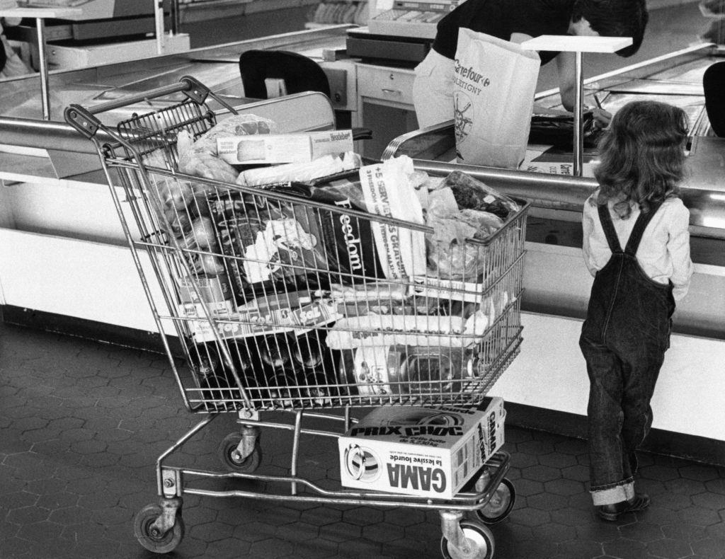 1980s: Big-Box is Here to Stay 1) 1915: General Store for Locals, 3) Circa 1930s: Prices by the Bargain, 6) 1945: Grocery Cart Strollers, 7) Circa 1950: Kroger Expands, 8) Circa 1950s: A Place to Socialize, 10) 1956: The Soda Bar, 11) 1956: A Family Shopping Outing, 12) Circa 1960s: Stores Start Getting Larger, 13) Circa 1960s: The Evolution of the Grocery Bag, 14) Circa 1960s: Don't Forget the Candy, 15) Circa 1960s: Bag it Up, 16) Circa 1960s: Countless Checkout Counters, 17) 1962: The Original Curbside Pickup, 18) 1968: Shopping Carts for the Mid-Century Modern Era, 19) 1968: Underground Markets, 21) 1976: Grand Opening, 22) 1980s: Big-Box is Here to Stay, 23) 1985: The Manhattan Grocery Store, 24) 1995: Kids in the Shopping Cart, 26) Circa 1990s: Don't Forget the CD Section, 27) 1990: Grocery Shopping Made Easy, 28) 1996: Sales! Sales! Sales!