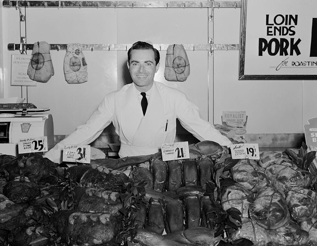 Circa 1930s: Prices by the Bargain 1) 1915: General Store for Locals, 3) Circa 1930s: Prices by the Bargain, 6) 1945: Grocery Cart Strollers, 7) Circa 1950: Kroger Expands, 8) Circa 1950s: A Place to Socialize, 10) 1956: The Soda Bar, 11) 1956: A Family Shopping Outing, 12) Circa 1960s: Stores Start Getting Larger, 13) Circa 1960s: The Evolution of the Grocery Bag, 14) Circa 1960s: Don't Forget the Candy, 15) Circa 1960s: Bag it Up, 16) Circa 1960s: Countless Checkout Counters, 17) 1962: The Original Curbside Pickup, 18) 1968: Shopping Carts for the Mid-Century Modern Era, 19) 1968: Underground Markets, 21) 1976: Grand Opening, 22) 1980s: Big-Box is Here to Stay, 23) 1985: The Manhattan Grocery Store, 24) 1995: Kids in the Shopping Cart, 26) Circa 1990s: Don't Forget the CD Section, 27) 1990: Grocery Shopping Made Easy, 28) 1996: Sales! Sales! Sales!