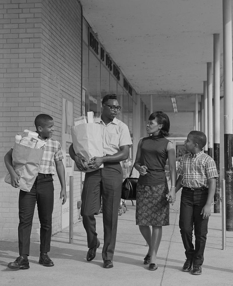 Circa 1960s: The Evolution of the Grocery Bag 1) 1915: General Store for Locals, 3) Circa 1930s: Prices by the Bargain, 6) 1945: Grocery Cart Strollers, 7) Circa 1950: Kroger Expands, 8) Circa 1950s: A Place to Socialize, 10) 1956: The Soda Bar, 11) 1956: A Family Shopping Outing, 12) Circa 1960s: Stores Start Getting Larger, 13) Circa 1960s: The Evolution of the Grocery Bag, 14) Circa 1960s: Don't Forget the Candy, 15) Circa 1960s: Bag it Up, 16) Circa 1960s: Countless Checkout Counters, 17) 1962: The Original Curbside Pickup, 18) 1968: Shopping Carts for the Mid-Century Modern Era, 19) 1968: Underground Markets, 21) 1976: Grand Opening, 22) 1980s: Big-Box is Here to Stay, 23) 1985: The Manhattan Grocery Store, 24) 1995: Kids in the Shopping Cart, 26) Circa 1990s: Don't Forget the CD Section, 27) 1990: Grocery Shopping Made Easy, 28) 1996: Sales! Sales! Sales!