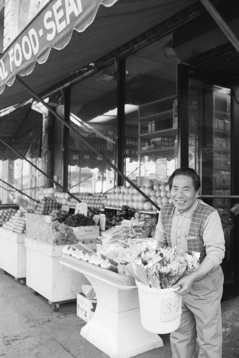 1985: The Manhattan Grocery Store 1) 1915: General Store for Locals, 3) Circa 1930s: Prices by the Bargain, 6) 1945: Grocery Cart Strollers, 7) Circa 1950: Kroger Expands, 8) Circa 1950s: A Place to Socialize, 10) 1956: The Soda Bar, 11) 1956: A Family Shopping Outing, 12) Circa 1960s: Stores Start Getting Larger, 13) Circa 1960s: The Evolution of the Grocery Bag, 14) Circa 1960s: Don't Forget the Candy, 15) Circa 1960s: Bag it Up, 16) Circa 1960s: Countless Checkout Counters, 17) 1962: The Original Curbside Pickup, 18) 1968: Shopping Carts for the Mid-Century Modern Era, 19) 1968: Underground Markets, 21) 1976: Grand Opening, 22) 1980s: Big-Box is Here to Stay, 23) 1985: The Manhattan Grocery Store, 24) 1995: Kids in the Shopping Cart, 26) Circa 1990s: Don't Forget the CD Section, 27) 1990: Grocery Shopping Made Easy, 28) 1996: Sales! Sales! Sales!