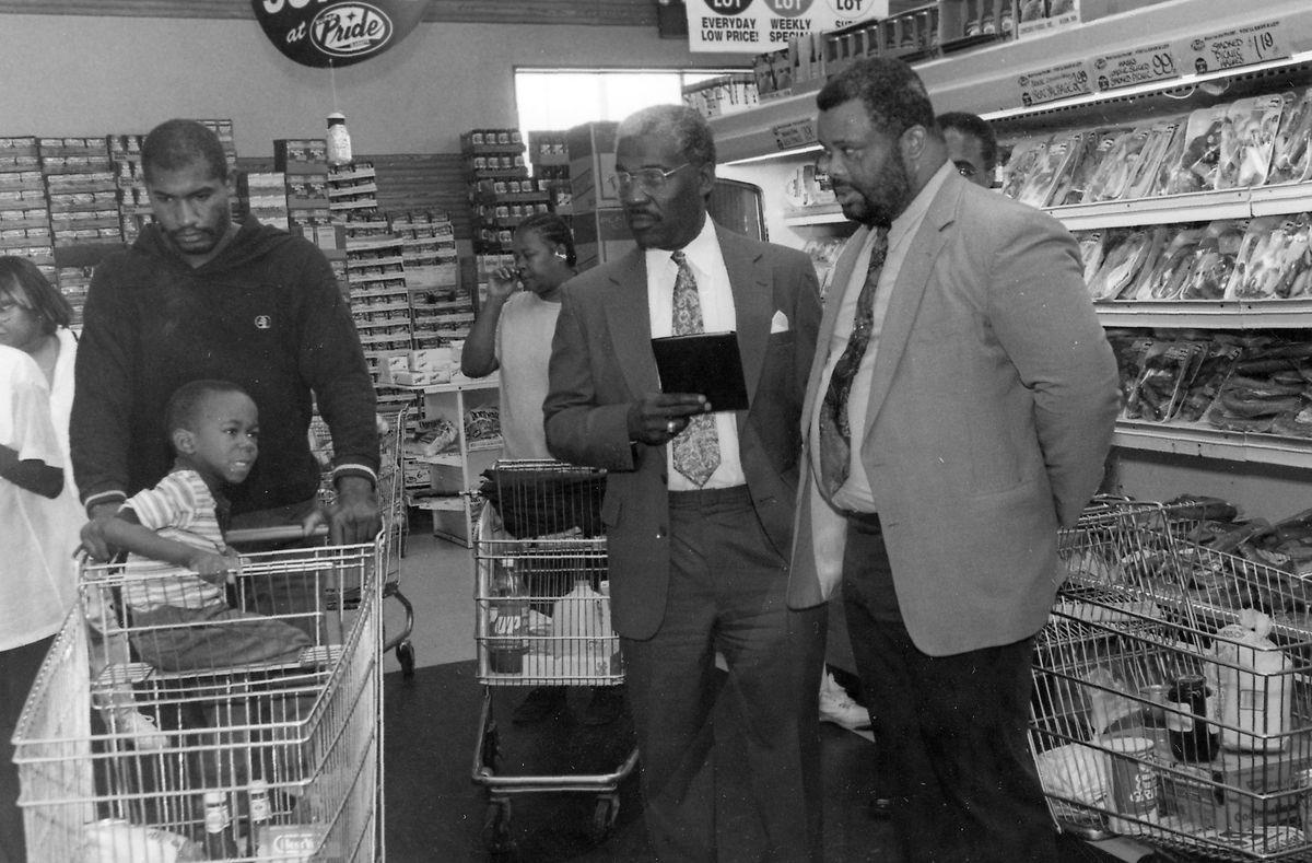 1995: Kids in the Shopping Cart 1) 1915: General Store for Locals, 3) Circa 1930s: Prices by the Bargain, 6) 1945: Grocery Cart Strollers, 7) Circa 1950: Kroger Expands, 8) Circa 1950s: A Place to Socialize, 10) 1956: The Soda Bar, 11) 1956: A Family Shopping Outing, 12) Circa 1960s: Stores Start Getting Larger, 13) Circa 1960s: The Evolution of the Grocery Bag, 14) Circa 1960s: Don't Forget the Candy, 15) Circa 1960s: Bag it Up, 16) Circa 1960s: Countless Checkout Counters, 17) 1962: The Original Curbside Pickup, 18) 1968: Shopping Carts for the Mid-Century Modern Era, 19) 1968: Underground Markets, 21) 1976: Grand Opening, 22) 1980s: Big-Box is Here to Stay, 23) 1985: The Manhattan Grocery Store, 24) 1995: Kids in the Shopping Cart, 26) Circa 1990s: Don't Forget the CD Section, 27) 1990: Grocery Shopping Made Easy, 28) 1996: Sales! Sales! Sales!