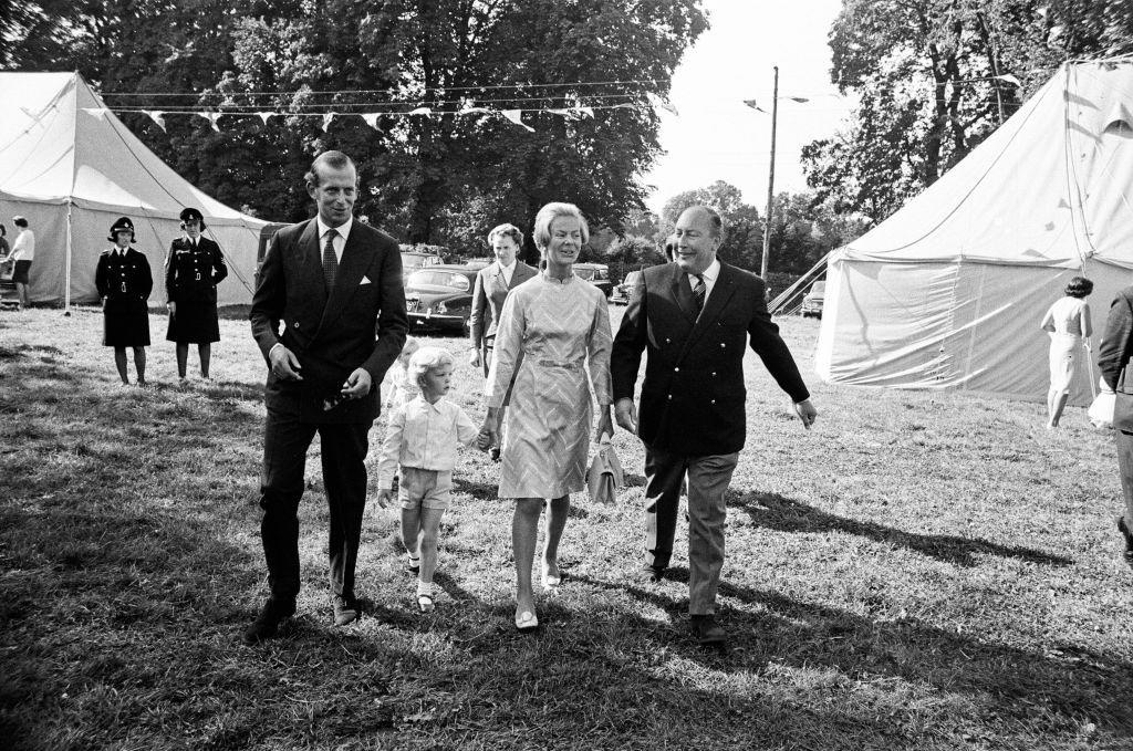 16) 1966