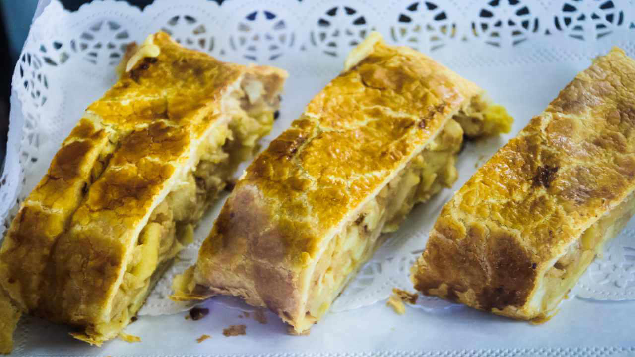 Mochi – Japan, Turkish Delight – Turkey, Baklava – Greece, Mango Sticky Rice – Thailand, Gelato – Italy, Swiss Chocolate – Switzerland, Chimney Cakes – Hungary, Tiramisu – Italy, Macarons – France, Apple Strudel – Austria, Churros – Mexico