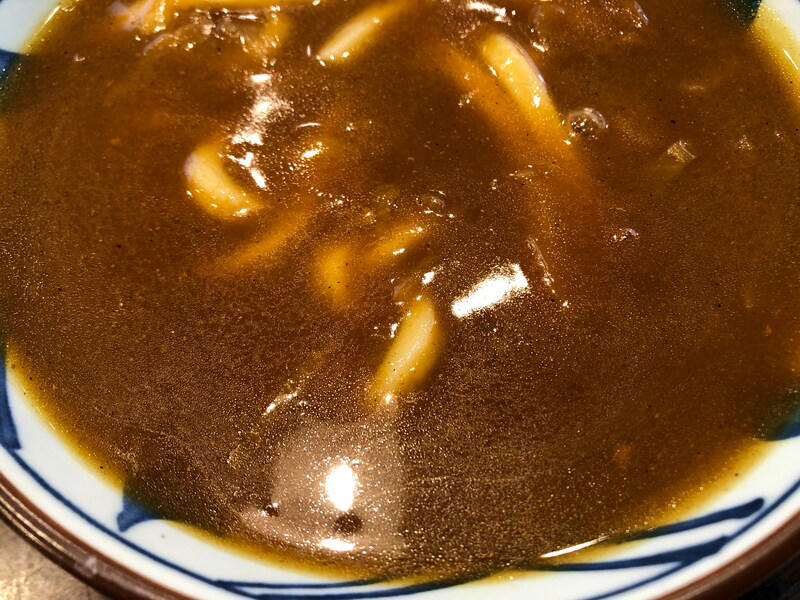 丸亀製麺の「カレーうどん」はたっぷりカレーが特徴, 丸亀製麺の「カレーうどん」は甘めのカレー。うどんに絡んでおいしい！ 口コミも紹介, 丸亀製麺の「カレーうどん」の値段・価格・コスパ, 丸亀製麺の「カレーうどん」の原材料・内容量・アレルギー情報, 丸亀製麺の「カレーうどん」のカロリー・栄養成分表示, 1.白ごはんでカレーライス, 2.人気No.1の天ぷら「かしわ天」を足す, 3.野菜かき揚げを足す, 4.半熟玉子天でカレーをまろやかに, 丸亀製麺の「カレーうどん」はテイクアウト（持ち帰り）できる？, 丸亀製麺の「トマたまカレーうどん」や「熱盛カレーうどん弁当」はいつまで？ 販売終了した？