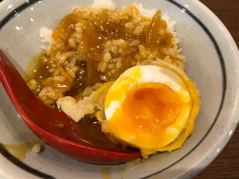 丸亀製麺の「カレーうどん」はたっぷりカレーが特徴, 丸亀製麺の「カレーうどん」は甘めのカレー。うどんに絡んでおいしい！ 口コミも紹介, 丸亀製麺の「カレーうどん」の値段・価格・コスパ, 丸亀製麺の「カレーうどん」の原材料・内容量・アレルギー情報, 丸亀製麺の「カレーうどん」のカロリー・栄養成分表示, 1.白ごはんでカレーライス, 2.人気No.1の天ぷら「かしわ天」を足す, 3.野菜かき揚げを足す, 4.半熟玉子天でカレーをまろやかに, 丸亀製麺の「カレーうどん」はテイクアウト（持ち帰り）できる？, 丸亀製麺の「トマたまカレーうどん」や「熱盛カレーうどん弁当」はいつまで？ 販売終了した？
