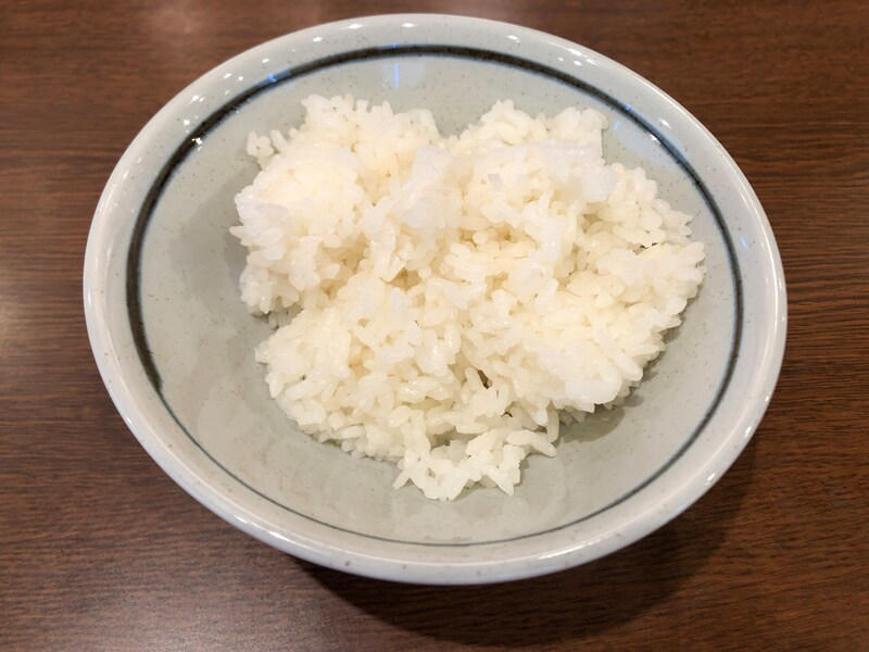丸亀製麺の「カレーうどん」はたっぷりカレーが特徴, 丸亀製麺の「カレーうどん」は甘めのカレー。うどんに絡んでおいしい！ 口コミも紹介, 丸亀製麺の「カレーうどん」の値段・価格・コスパ, 丸亀製麺の「カレーうどん」の原材料・内容量・アレルギー情報, 丸亀製麺の「カレーうどん」のカロリー・栄養成分表示, 1.白ごはんでカレーライス, 2.人気No.1の天ぷら「かしわ天」を足す, 3.野菜かき揚げを足す, 4.半熟玉子天でカレーをまろやかに, 丸亀製麺の「カレーうどん」はテイクアウト（持ち帰り）できる？, 丸亀製麺の「トマたまカレーうどん」や「熱盛カレーうどん弁当」はいつまで？ 販売終了した？