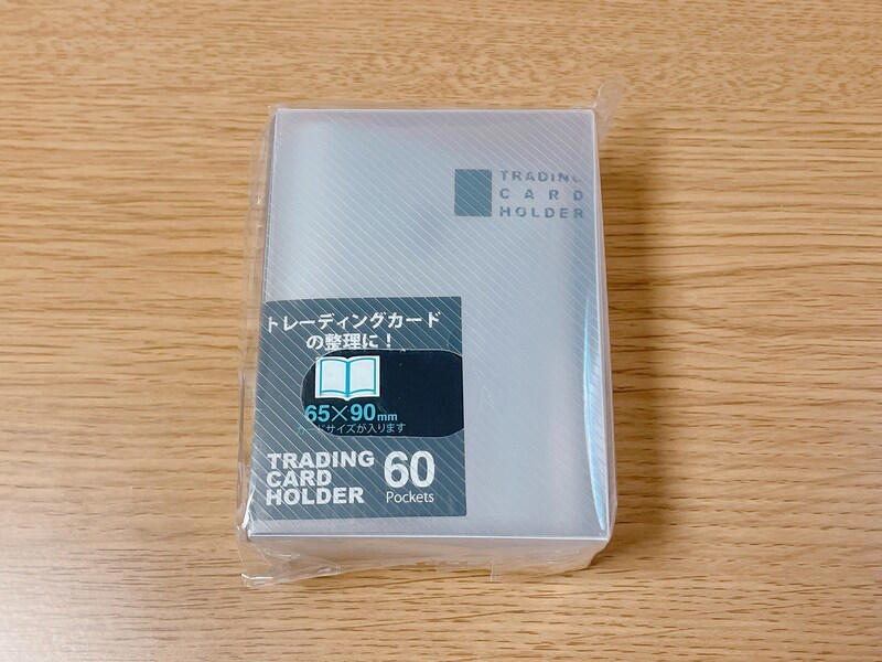 ストラップ付きのシンプルな「ネームカードホルダー」, サンリオキャラクター・クロミちゃんがかわいい「IDケース」, スタイリッシュな「アルミ名刺ケース」, 両面収納可能な透明の「デュアル名刺ケース」, ゆるい表情のくまさんに癒やされる「カードホルダー くま」, 持ち歩き用におすすめの手帳型「カードホルダー」, トレカだけじゃない！ 変形サイズのカードも収納できるセリアの「トレーディングカードホルダー」ポケモンカードもOK, 最大120枚の収納が可能な大容量「名刺ホルダー」, UVカット率99%！ 高額カード保護に最適な「トレカ用プラスチック薄型カードケース」, 仕切り付き大容量ボックス「トレーディングカードボックス S」, ダイソー製品とのシンデレラフィット実例, 無印良品のポリプロピレンケースと連携した整理収納術, 【100均】セリアには薄型の「カードケース」も売ってる？, 【100均】セリアには財布に入るカードケースも売ってるって本当？ カードの容量がラクに増やせる？, セリア以外の100均にも「カードケース」は売ってる？ ダイソーとキャンドゥは？, 欲しい人気商品が売り切れ！ 入手する方法はある？