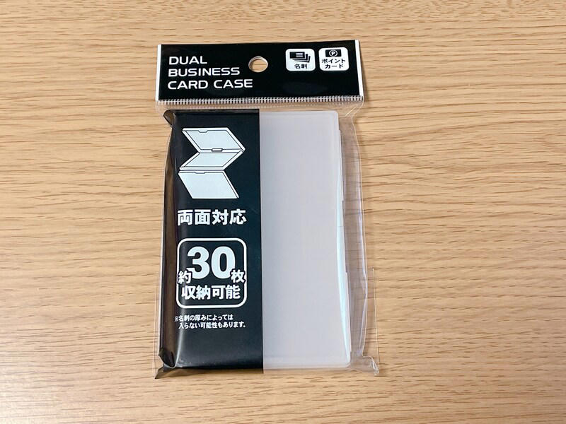 ストラップ付きのシンプルな「ネームカードホルダー」, サンリオキャラクター・クロミちゃんがかわいい「IDケース」, スタイリッシュな「アルミ名刺ケース」, 両面収納可能な透明の「デュアル名刺ケース」, ゆるい表情のくまさんに癒やされる「カードホルダー くま」, 持ち歩き用におすすめの手帳型「カードホルダー」, トレカだけじゃない！ 変形サイズのカードも収納できるセリアの「トレーディングカードホルダー」ポケモンカードもOK, 最大120枚の収納が可能な大容量「名刺ホルダー」, UVカット率99%！ 高額カード保護に最適な「トレカ用プラスチック薄型カードケース」, 仕切り付き大容量ボックス「トレーディングカードボックス S」, ダイソー製品とのシンデレラフィット実例, 無印良品のポリプロピレンケースと連携した整理収納術, 【100均】セリアには薄型の「カードケース」も売ってる？, 【100均】セリアには財布に入るカードケースも売ってるって本当？ カードの容量がラクに増やせる？, セリア以外の100均にも「カードケース」は売ってる？ ダイソーとキャンドゥは？, 欲しい人気商品が売り切れ！ 入手する方法はある？