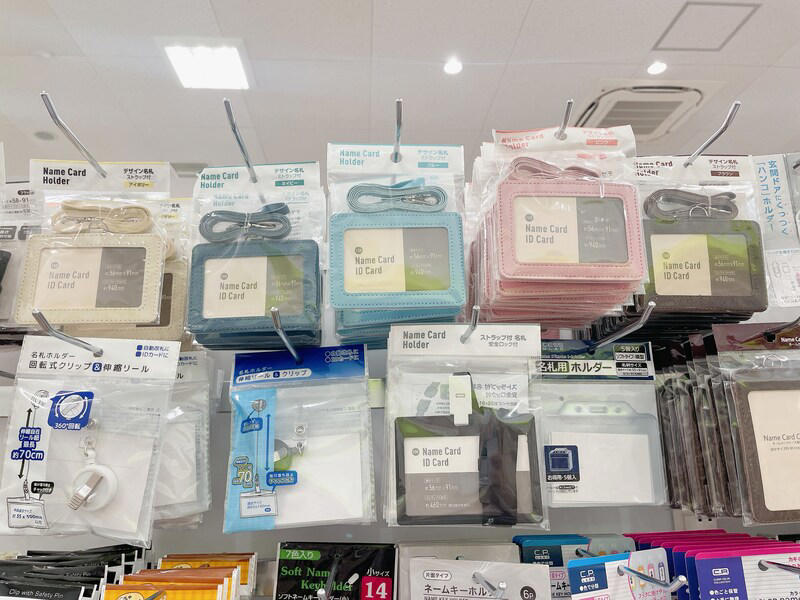 ストラップ付きのシンプルな「ネームカードホルダー」, サンリオキャラクター・クロミちゃんがかわいい「IDケース」, スタイリッシュな「アルミ名刺ケース」, 両面収納可能な透明の「デュアル名刺ケース」, ゆるい表情のくまさんに癒やされる「カードホルダー くま」, 持ち歩き用におすすめの手帳型「カードホルダー」, トレカだけじゃない！ 変形サイズのカードも収納できるセリアの「トレーディングカードホルダー」ポケモンカードもOK, 最大120枚の収納が可能な大容量「名刺ホルダー」, UVカット率99%！ 高額カード保護に最適な「トレカ用プラスチック薄型カードケース」, 仕切り付き大容量ボックス「トレーディングカードボックス S」, ダイソー製品とのシンデレラフィット実例, 無印良品のポリプロピレンケースと連携した整理収納術, 【100均】セリアには薄型の「カードケース」も売ってる？, 【100均】セリアには財布に入るカードケースも売ってるって本当？ カードの容量がラクに増やせる？, セリア以外の100均にも「カードケース」は売ってる？ ダイソーとキャンドゥは？, 欲しい人気商品が売り切れ！ 入手する方法はある？