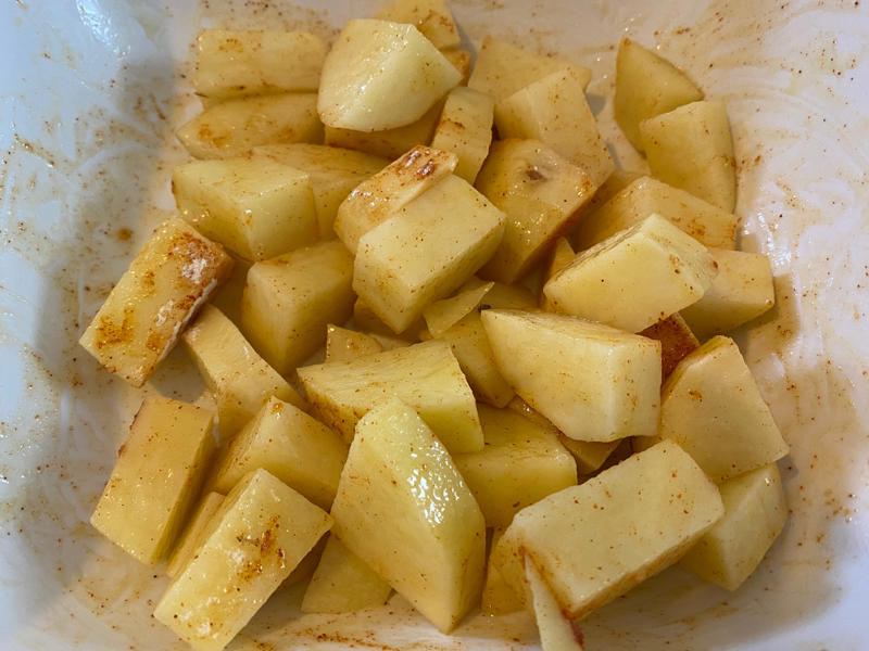 I started out with bacon, The bacon came out perfectly crispy, Next, I made breakfast potatoes, These home fries came out a little overcooked, For my 3rd recipe, I whipped up eggs in a basket, Next, I tried making an air-fryer frittata, For my final recipe, I attempted to make French toast, I barely had to add syrup for this recipe to taste good