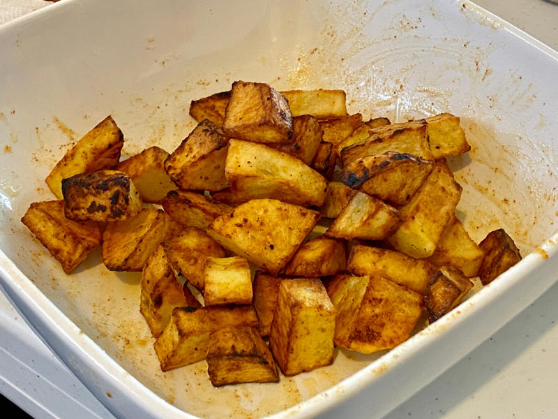 I started out with bacon, The bacon came out perfectly crispy, Next, I made breakfast potatoes, These home fries came out a little overcooked, For my 3rd recipe, I whipped up eggs in a basket, Next, I tried making an air-fryer frittata, For my final recipe, I attempted to make French toast, I barely had to add syrup for this recipe to taste good