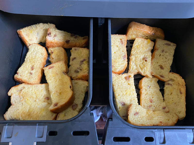 I started out with bacon, The bacon came out perfectly crispy, Next, I made breakfast potatoes, These home fries came out a little overcooked, For my 3rd recipe, I whipped up eggs in a basket, Next, I tried making an air-fryer frittata, For my final recipe, I attempted to make French toast, I barely had to add syrup for this recipe to taste good